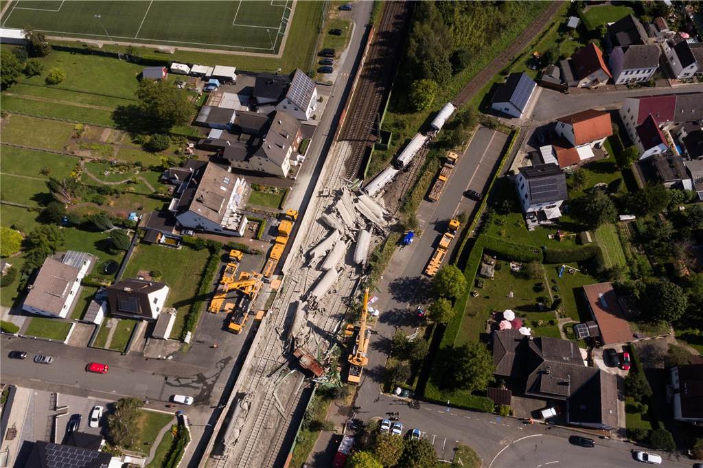 Güterzug mit mehreren Wagons im Kreis Soest entgleist: Zugführer kommt ums Leben Luftaufnahme des entgleisten Güterzuges. Beim Entgleisen des mit Zement beladenen Güterzuges ist in Geseke im Kreis Soest eine Person ums Leben gekommen.
