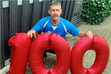 Luftballons als Geschenk zum 100. Marathon erhielt Toni Jug von seinen Kindern.