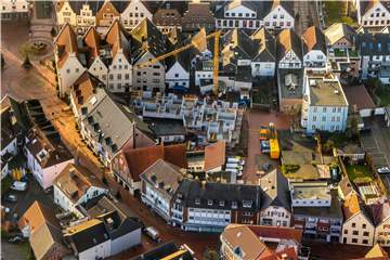 Luftbild der Altstadt mit einer Baustelle in der Goldstraße im Dezember 2020