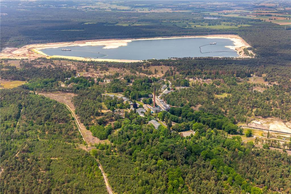 Luftbild des stillgelegten Sprengstoffwerk Maxam Deutschland GmbH, ehemalige Munitionsfabrik WASAG, im Hintergrund der Silbersee, in Haltern am See im Naturpark Hohe Mark-Westmünsterland im Bundesland Nordrhein-Westfalen, Deutschland