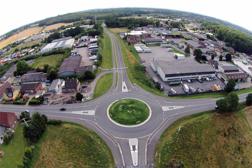 Voll im Zeitplan: K44n in Selm kurz vor der Freigabe Luftbild von der Werner Straße aus: Am Kreisverkehr gibt es bis dato nur zwei Arme - das ändert sich bald, wenn die B44n, die Buddenberg-Ersatzstraße, freigegeben wird.