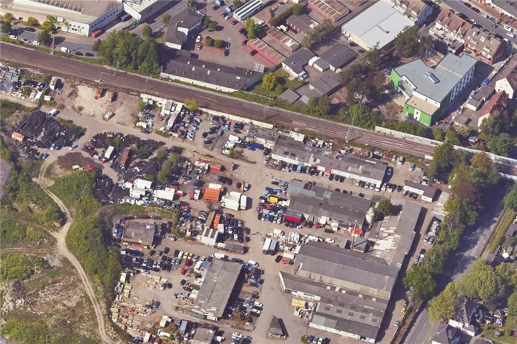 Riesige Altreifenlager: Bei einem Brand bedrohen Giftgase tausende Menschen Luftbilder, wie hier im Geoportal des Regionalverbandes Ruhr, dokumentieren das Durcheinander auf dem Gelände westlich der Dönnstraße und die großen Berge an Altreifen.