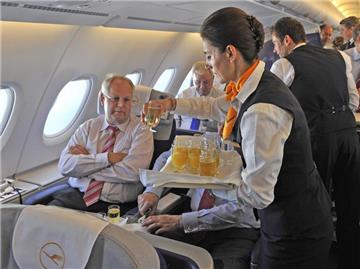 Lufthansa-Flugbegleiter stimmen für Streiks. Foto: Boris Roessler/Archiv
