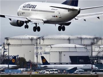 Lufthansa-Passagiere müssen erneut mit massiven Piloten-Streiks rechnen. Foto: Frank Rumpenhorst/Archiv