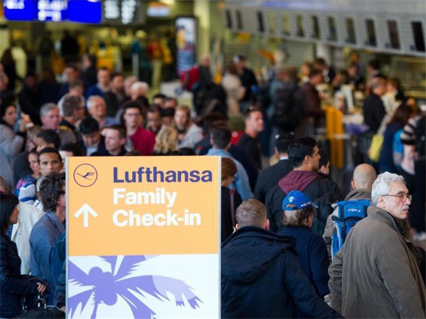Auch nach Absturz: Mehrheit ohne größere Flugangst Lufthansa-Schalter in Frankfurt: Die meisten Flugreisenden sind durch die Germanwings-Katastrophe nicht verunsichert. Foto: Christoph Schmidt