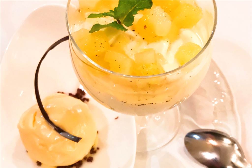 Luftig lecker, Bayrisch-Creme mit Frucht und Eis von weißer Schokolade.