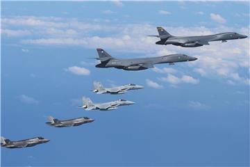 Luftraum über Südkorea: Flugzeuge der USA und der südkoreanischen Streitkräfte während eines Manöverflugs. Foto: Yonhap