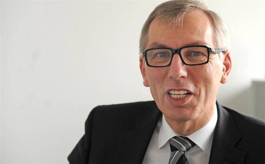Minimale Entspannung auf dem Arbeitsmarkt Luidger Wolterhoff, Leiter der Bochumer Arbeitsagentur, sagt: Qualifizierung sei dringend erforderlich, damit die Arbeitslosigkeit langfristig sinken kann. Bedarf an niedrig qualifizierten Arbeitskräften gebe es kaum.