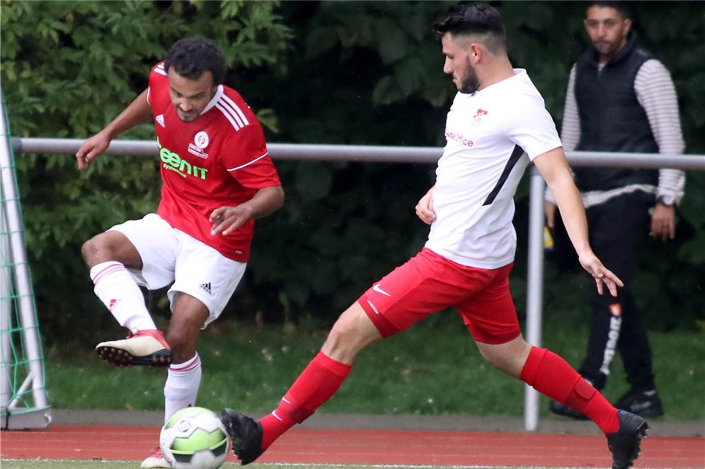 Brackeler trainierte einst beim 1. FC Nürnberg und hospitierte in Krankenhäusern in Afrika Luis Asante (l.) spielt seit 2018 für den SV Brackel 06.