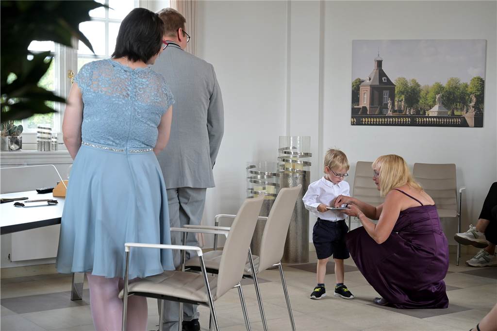 Traumhochzeit im zweiten Versuch für Dattelner auf Schloss Nordkirchen Luis brachte seinen Eltern die Eheringe nach vorne.