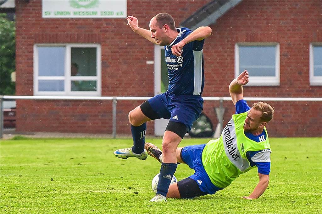 Eintracht startet mit Siegen in Stadtmeisterschaft: FC Oldenburg lässt aufhorchen Luis Clermont (l.) wird vom Ottensteiner Philipp Schlamann bedrängt: Der B-Ligist 1. FC Oldenburg siegte nicht nur deutlich gegen den A-Liga-Aufsteiger, er trotzte auch den SF Graes ein Remis ab.