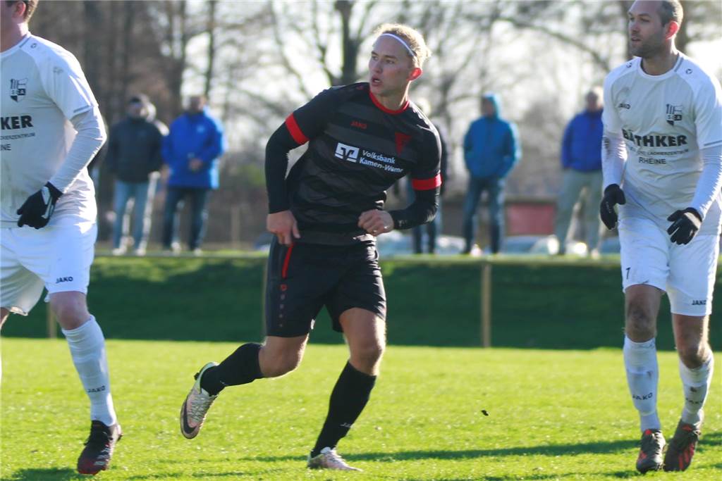 Luis Krampe läuft im Trikot des Werner SC.