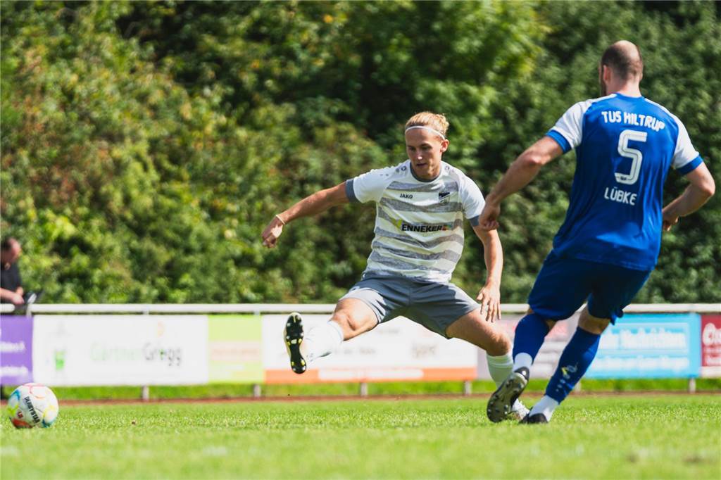 FC Nordkirchen zahlt gegen TuS Hiltrup Lehrgeld Luis Krampe im Zweikampf