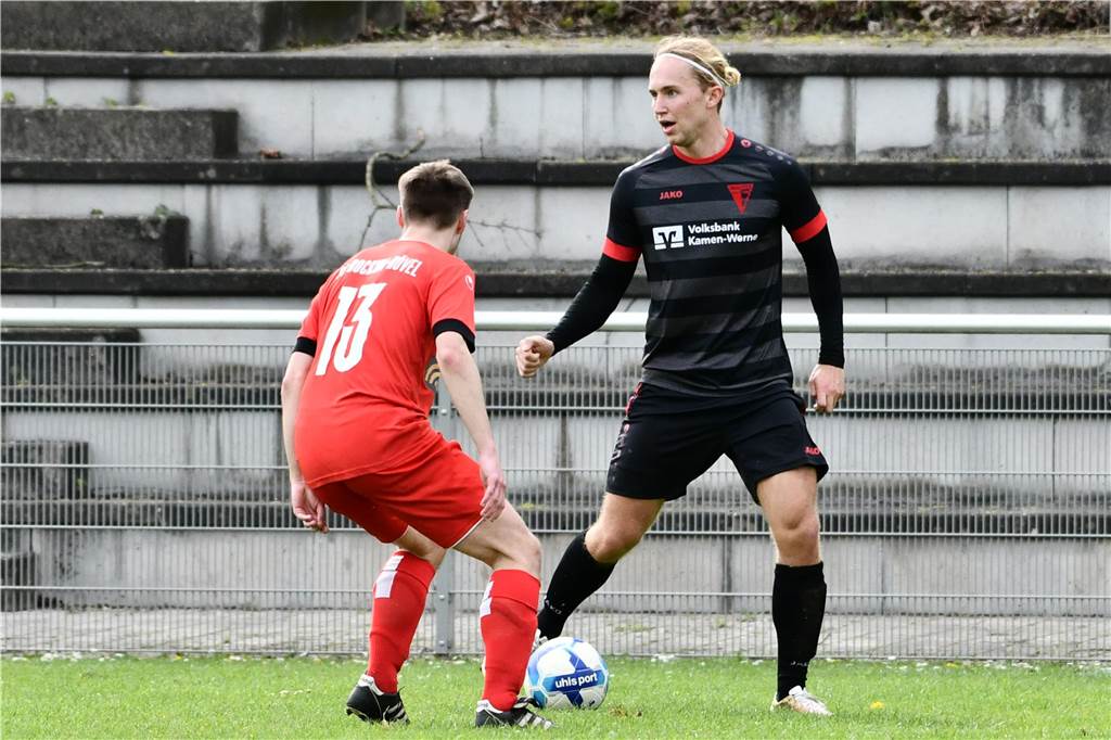 FC Nordkirchen verpflichtet Luis Krampe vom Werner SC Luis Krampe schaut gegen Bockum-Hövel nach Mitspielern.
