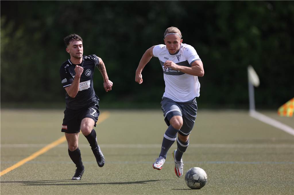 Luis Krampe verpasst seinen WSC-Abschied im Krankenhaus Luis Krampe führt den Ball in einem Laufduell mit seinem Gegenspieler.