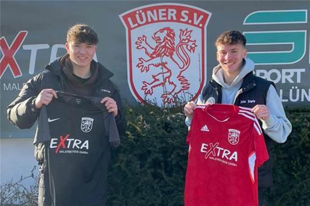 Noch zwei Talente für den Lüner SV Luis Schultz (l.) und Tom Williams stehen vor dem Wappen des Lüner SV und halten ein LSV-Trikot hoch.