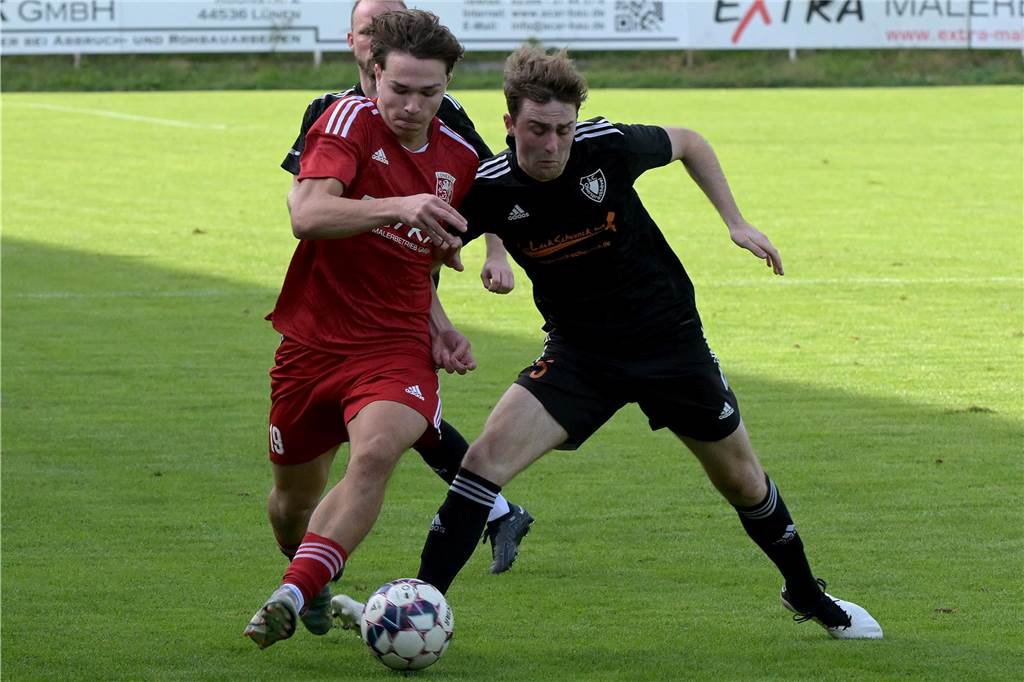 Milan Sekulic erlöst den Lüner SV Luis Schultz im Zweikampf.