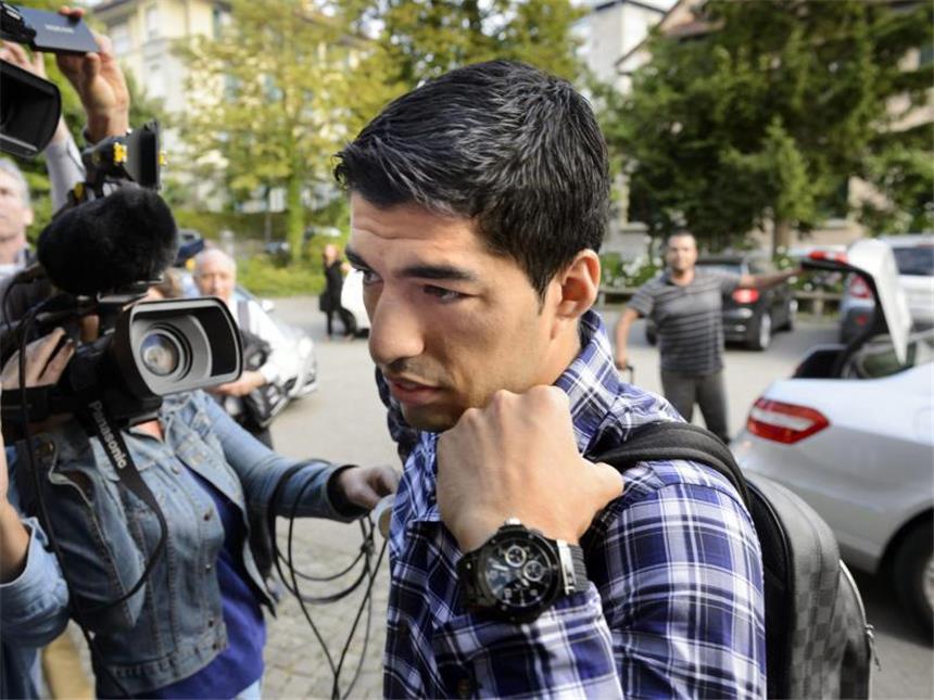 Nach WM-Biss: Suárez kämpft vor CAS um geringere Strafe Luis Suárez erscheint persönlich beim CAS in Lausanne. Foto: Laurent Gillieron