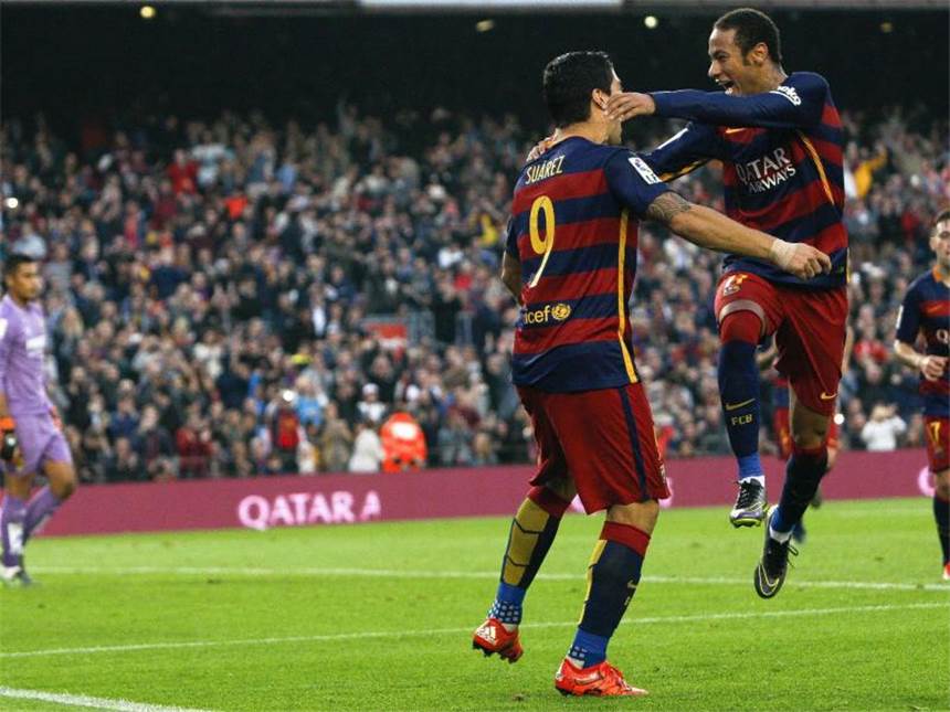 Erste Ligapleite für Real - Barca nach 3:0 Spitze Luis Suarez (l) und Neymar führten den FC Barcelonazu einem 3:0-Erfolg. Foto: Quique Garcia