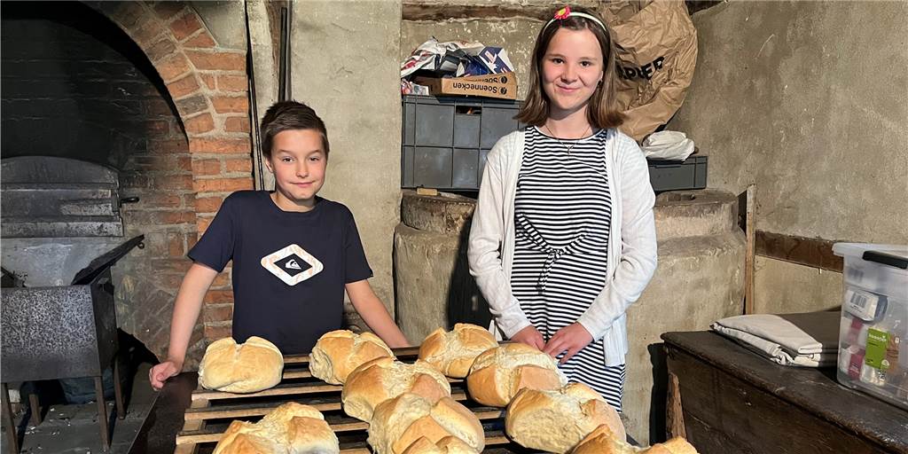 Schüler backen in Vreden Brot wie zu Uromas-Zeiten Luis und Emilie sind stolz auf die Brote, die sie im Backhaus im Vredener Stadtpark selbst gebacken haben.