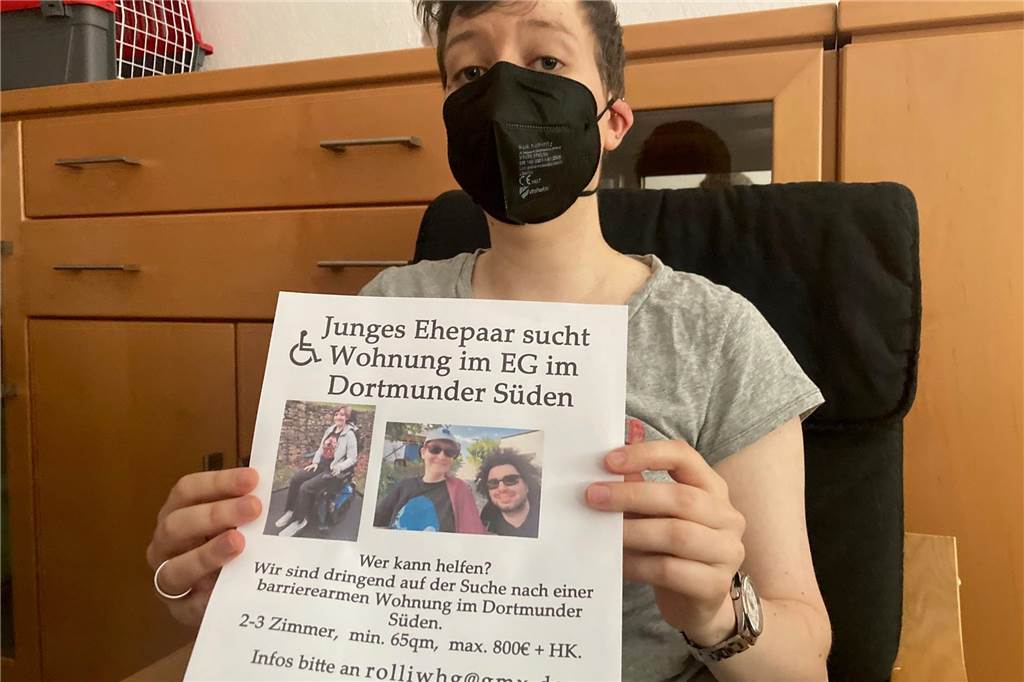 Wohnungssuche ist „ein Desaster“: Barrierearme Wohnung gesucht Luisa Dosin mit dem Aushang zur Wohnungssuche.