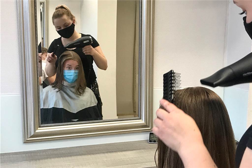 Nach vier Jahren wachsen lassen: Luisa Heling spendet 32cm lange Haare Luisa Helings Haare reichen ihr jetzt bis zur Schulter. Die Haare werden noch etwas zurecht geschnitten und gestylt - und schon kann sich Luisa Heling mit ihrer neuen Frisur sehen lassen.