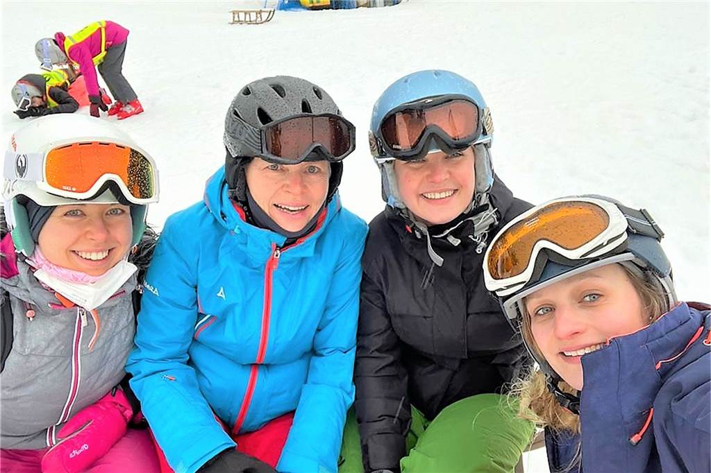 Coronafreie Skifreizeit – mutige Grundschule in Dortmund wird belohnt Luisa Hilbrand sowie diel Lehrerinnen Heike Bäcker-Hilbrand, Anne Grosch und Nicole Droese (v.l.) haben die Skifreizeit begleitet.