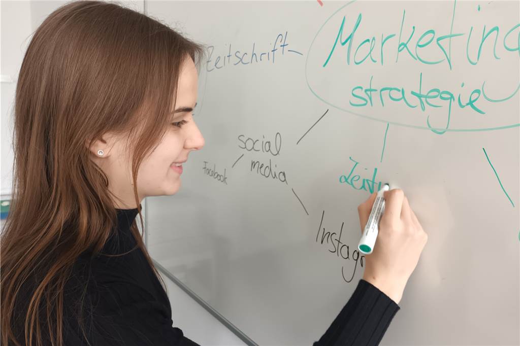 Schöne Bilder, keine Käufer? Jetzt gibt es eine Art Ebay für die Kunst Luisa Marie Gebel hat sich für von ihr initiierte Vermittlungsplattform „artitUP“ viel mit Marketigstrategien bechäftigt.