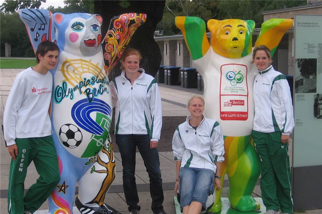 Luisa Pöhling – Eine Top-Athletin im Porträt: Vom SuS Olfen zur Rugby-Nationalmannschaft Luisa Pöhling (2. v.l.) bei den Deutschen Jugendmeisterschaften in Berlin.