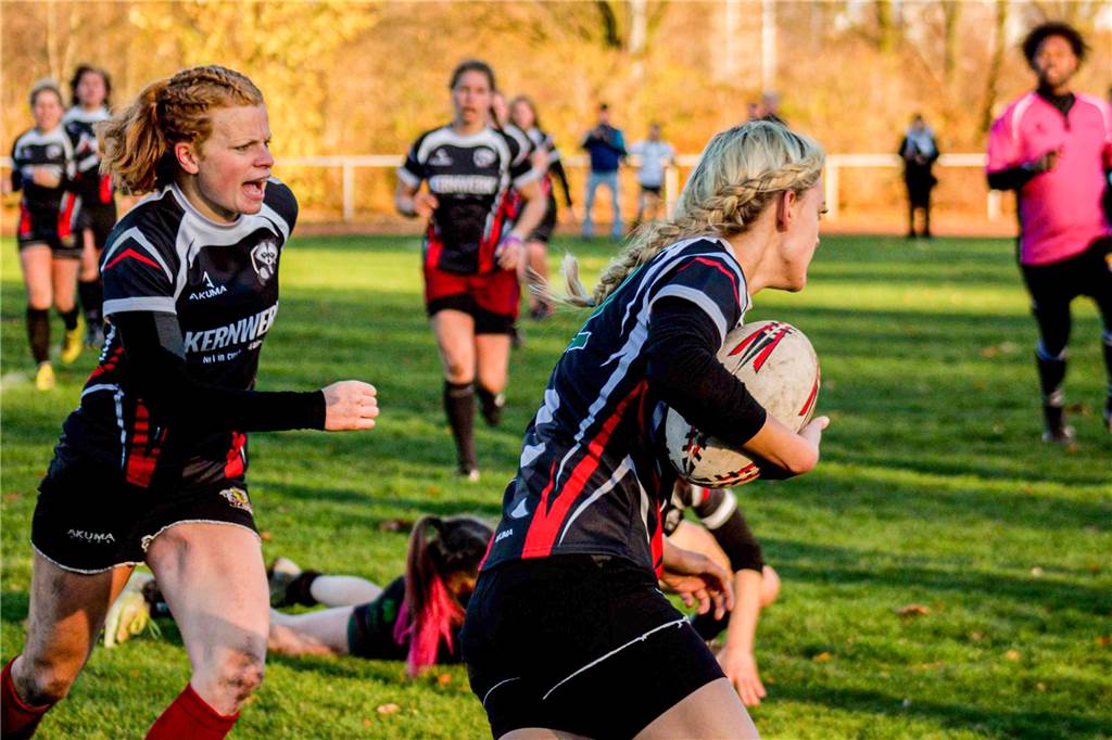 Luisa Pöhling – Eine Top-Athletin im Porträt: Vom SuS Olfen zur Rugby-Nationalmannschaft Luisa Pöhling (l.) im Trikot der Rugby-Bundesliga-Mannschaft Ruckoons.