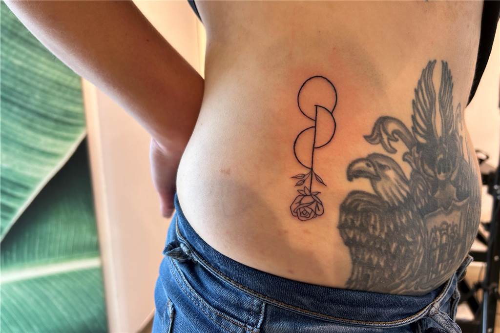 Luisa von Waldenburg hat ihr Organspende-Tattoo mit einer Rose ergänzt.