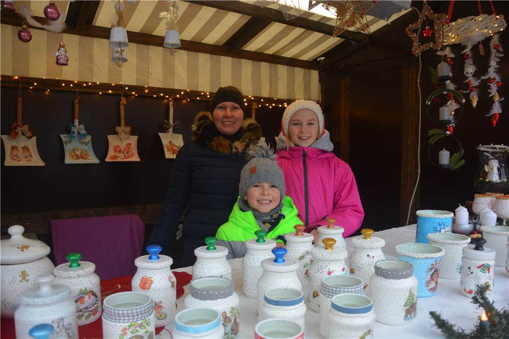 Adventstreff Oeding: Buntes Angebot lockt viele Besucher in das Grenzdorf Luiza und ihre Familie haben Gläser dekorativ recycelt.