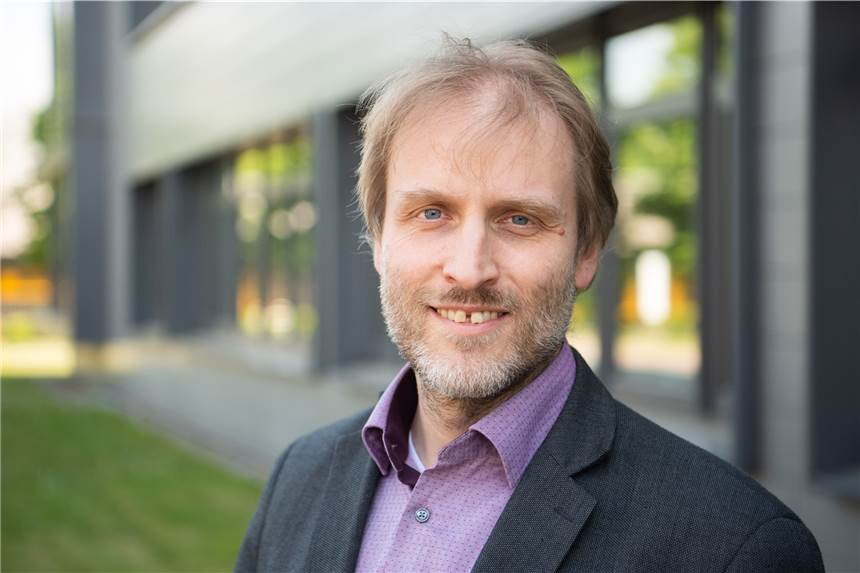 Wie gut bin ich gegen Corona geschützt? Der Immunologe Luka Cicin-Sain klärt auf Luka Cicin-Sain arbeitet am Helmholtz-Zentrum für Infektionsforschung zum Coronavirus. Sein achtköpfiges Team forscht an der antiviralen Aktivität von Antikörpern, Ansätzen zu Impfstoffen gegen Covid-19 und befasst sich mit Virusgenetik und Evolution. Zudem ist er der stellvertretende Leiter des Arbeitskreises „Impfstoffe“ bei der Deutschen Gesellschaft für Immunologie.