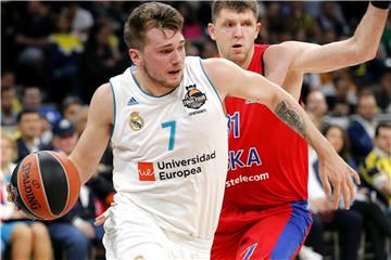 Luka Doncic (l) hat mit Real Madrid die Euroleague gewonnen. Foto: Predrag Milosavljevic/Xinhua
