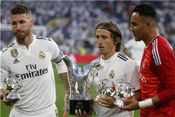 Luka Modric (M) zwischen seinen Real-Teamkollegen Sergio Ramos (l) und Keylor Navas. Foto: Andrea Comas/AP