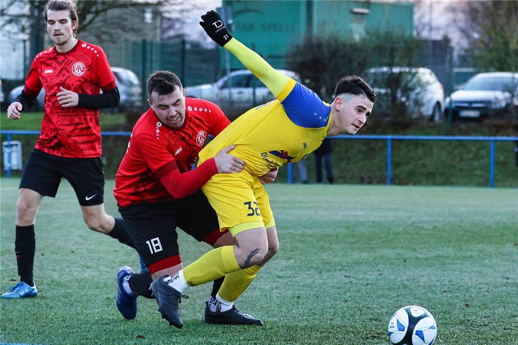 TuS Henrichenburg hat zwei Neuzugänge: Ein Frohlinder und ein Ickerner kommen zur Lambertstraße Lukas Balassas, hier im gelben Trikot der Spvg Schwerin, wechselt von der SG Arminia/Victoria zum TuS Henrichenburg.