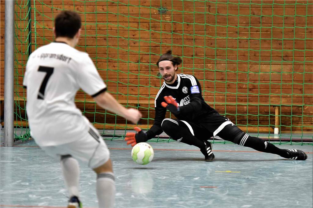 Überraschung beim TuS: Halterner steht nach drei Jahren Pause plötzlich im Kader Lukas Berkenkamp, hier bei der Halterner Hallenfußballstadtmeisterschaft 2017, stand gegen den Werner SC wieder im Kader des TuS Haltern am See.