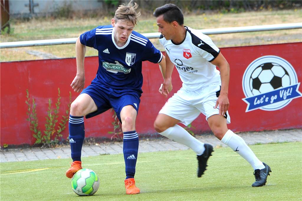 VfL-Spieler hat zwei Favoriten für den Bezirksliga-Aufstieg - wo landet der VfL Schwerte? Lukas Beßlich (li.) geht in seine vierte Spielzeit beim VfL Schwerte.