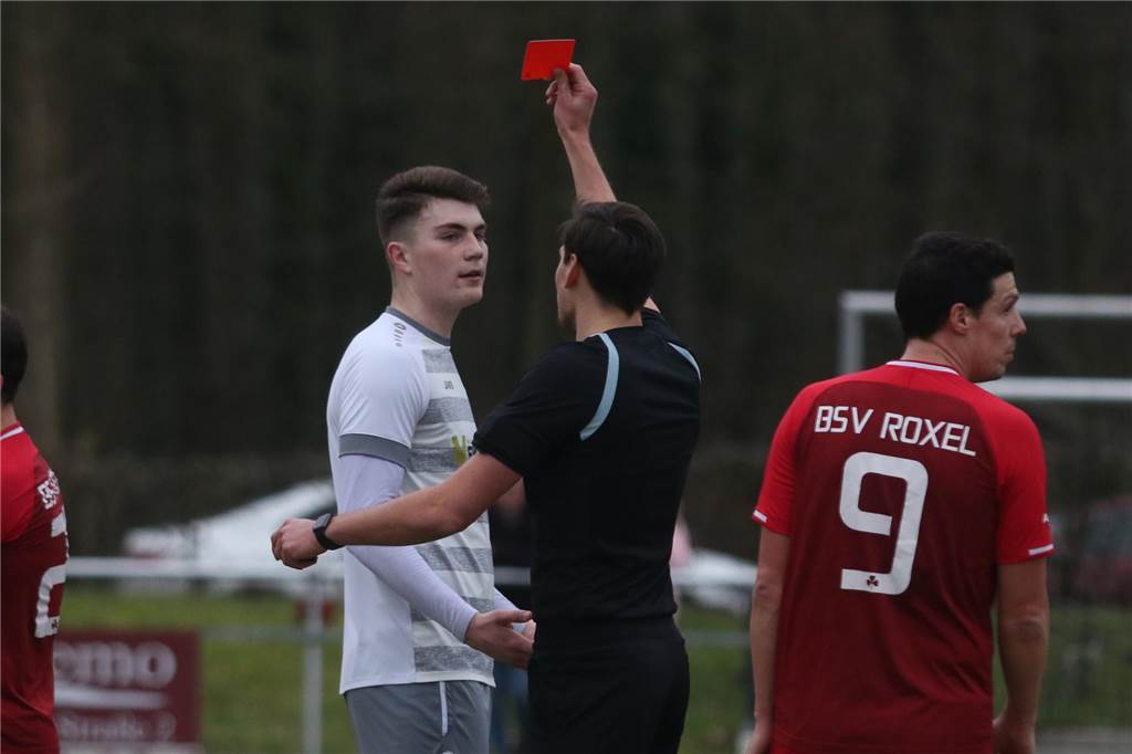 Krankenwageneinsatz, Platzverweis, Traumtor: Viel los beim FC Nordkirchen Lukas Bregenhorn (l.) sah wegen einer Notbremse die Rote Karte.