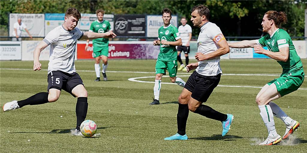 FC Nordkirchen setzt sich bei der SG Massen durch – „Traumeigentor“ sorgt für die Führung Lukas Bregenhorn (l.) und Nils Venneker (M.) setzten sich mit dem FC Nordkirchen gegen Conor O‘Reilly und die SG Massen durch.