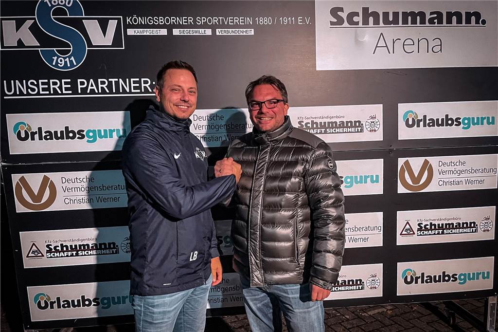 Exklusiv: Königsborner SV verliert einen Architekten seiner Mannschaft - mit sofortiger Wirkung Lukas Bronner (l.), Vorstand Sport, verabschiedete Benjamin Hartlieb, den scheidenden Sportlichen Leiter des Königsborner SV.