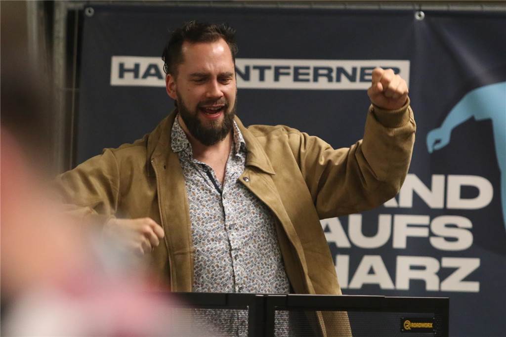 DJ Clown Lukas heizt bei Hallenstadtmeisterschaft Lünen ein Lukas Bürger bewegt sich zur Musik.