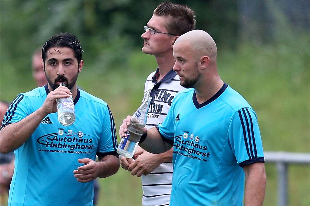 Fußball-Profi Kruska hat Spaß an Nachbarschaftshilfe Lukas Cyl (Mitte), langjähriger Betreuer beim VfB Habinghorst, war nunmehr bei zwei Castrop-Rauxel-historischen Ereignissen dabei.