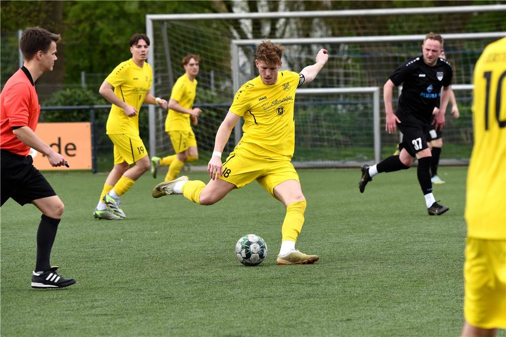 Lukas Diericks spielt einen Pass