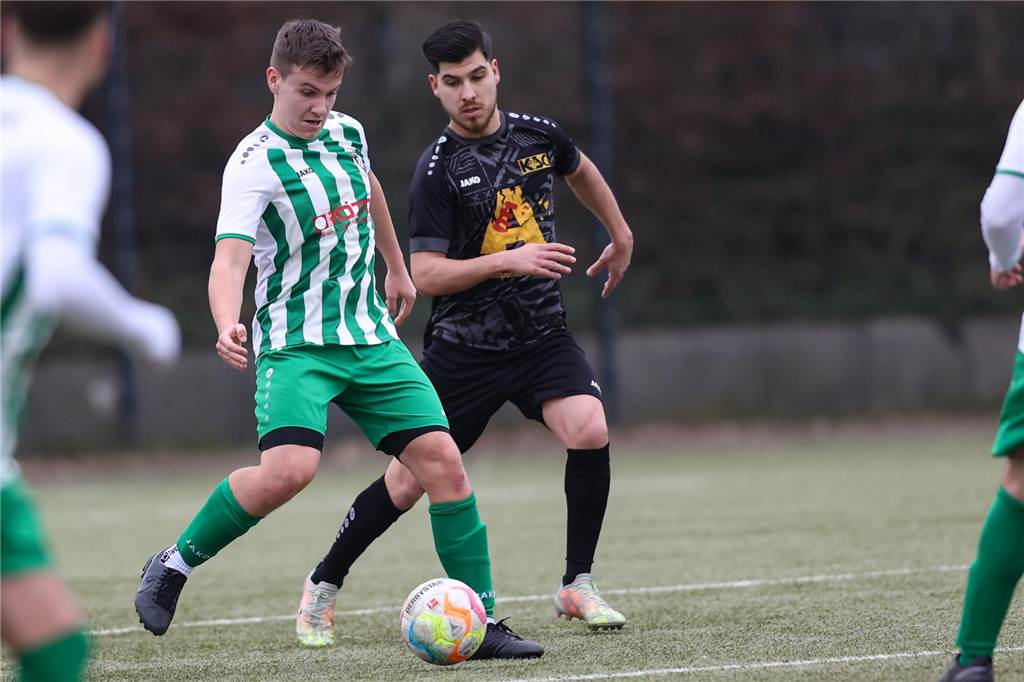Borker Last-Minute Tore bringen Platz zwei Lukas Dorschner führt den Ball.