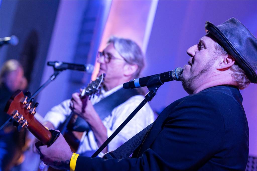 Musiker sammeln in Lünen tausende Euro für Familien aus der Ukraine Lukas Dylong (vorne) und Ralf Schmiegel organisierten das Konzert und standen in der Evangelischen Kirche Lünen-Süd auch selbst auf der Bühne.