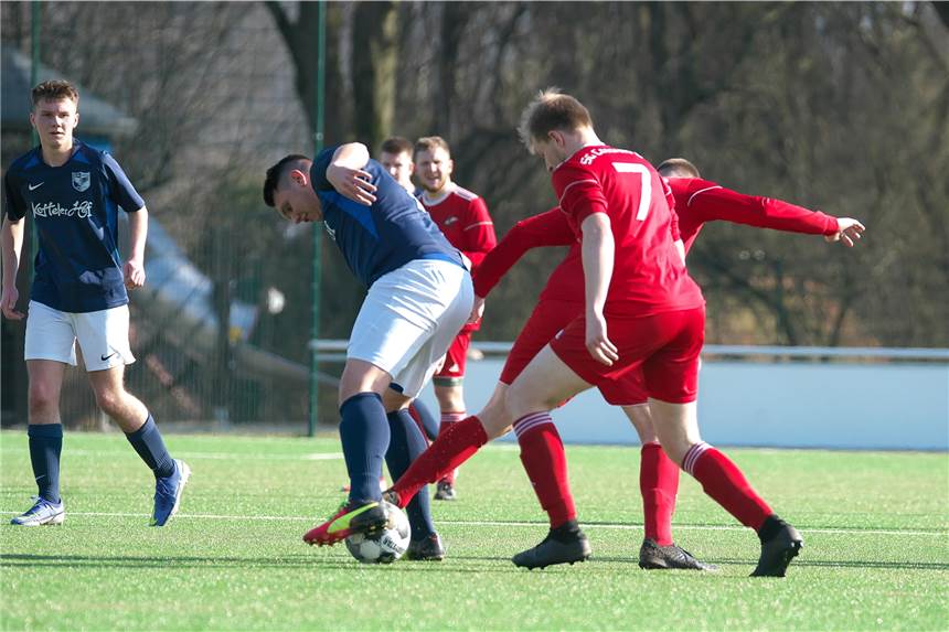 Zwei Teams kassieren je 7 Tore: Alle Halterner Spielberichte auf einen Blick Lukas Ehlert (l.) und seine Lavesumer Teamkollegen gaben alles gegen die SG Coesfeld II, mussten sich aber deutlich geschlagen geben.