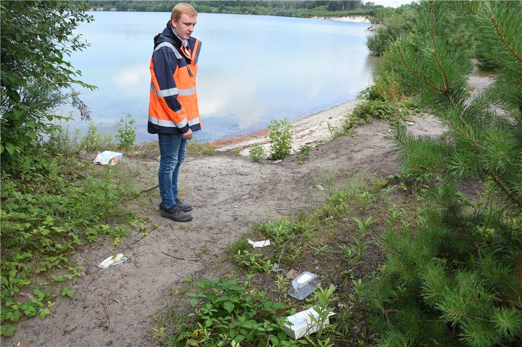 Schilder und Sicherheitsdienst gegen illegales Baden am Silbersee II Lukas Eichstaedt von den Quarzwerken zeigt den Müll, der überall an der Nordseite des Silbersees II herumliegt.