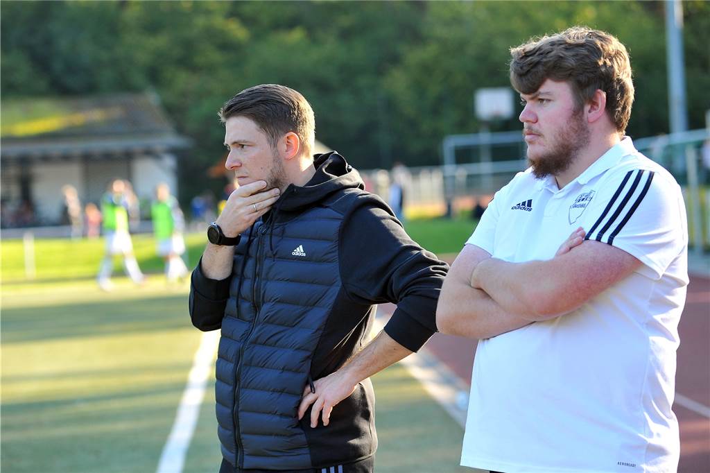 Ein Co-Trainer hört auf - aber dafür kündigen sich in der Winterpause vier Neuzugänge an Lukas Glingener (re.) hört zum Jahresende als Co-Trainer beim SC Hennen auf. Marvin Horn (li.), bisher Sportlicher Leiter, wird Fußball-Vorstand bei den „Zebras“.