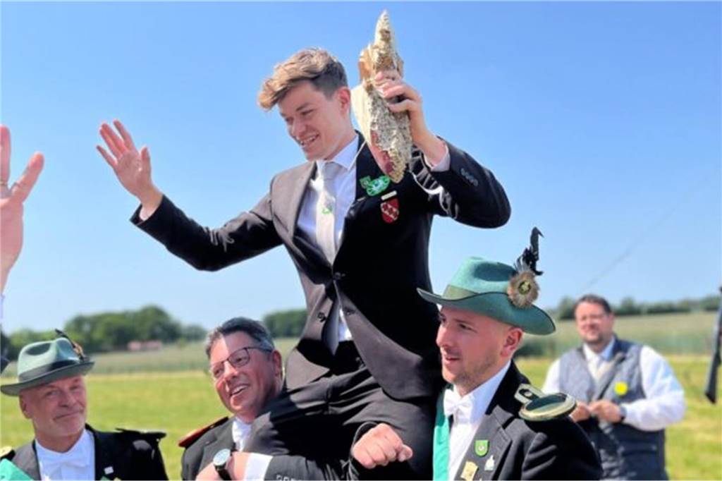 Schützenfeste in Schermbeck und Raesfeld in 2024 und 2025 Lukas Grewing ist der amtierende Schützenkönig in Erle.